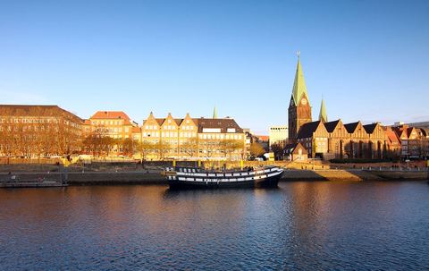 Bremen, Blick über die Weser auf die Schlachte mit Segelschiff und der Kirche Sankt Martini