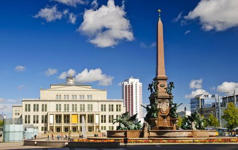 Leipzig, der Mendebrunnen auf dem Augustusplatz, dahinter die Oper