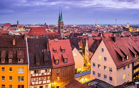 Nürnberg in der Dämmerung, Giebel und Ziegeldächer der Altstadt, dahinter die Türme der Sebalduskirche